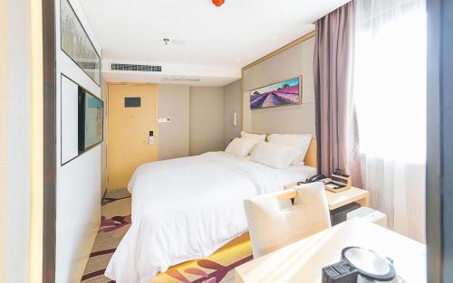 Una cama o camas en una habitación de Lavande Hotels Weihai Weigao Square Branch