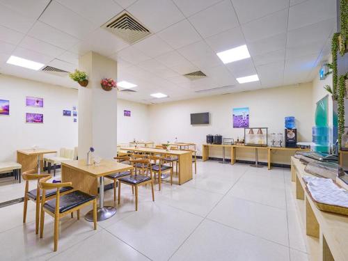 a classroom with tables and chairs in a room at Lavande Hotel (Guangzhou North Railway Station Branch) in Huadu
