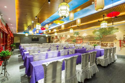 une salle de banquet avec des tables et des chaises violettes et blanches dans l'établissement Lavande Hotel Changsha Pedestrian Street Nanmenkou Metro Station Branch, à Changsha