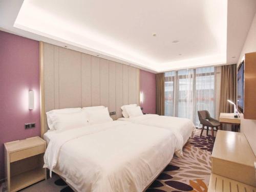 Un pat sau paturi într-o cameră la Lavande Hotel Ningbo Railway Station North Square