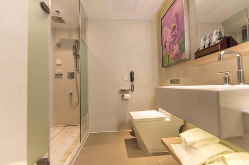 Ένα μπάνιο στο Lavande Hotel Shenzhen Baoan Haiya Binfencheng