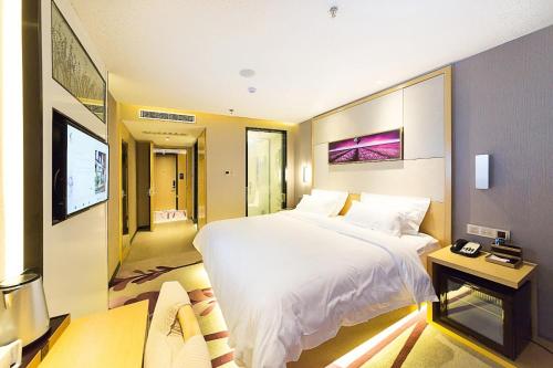 Una cama o camas en una habitación de Lavande Hotels Weihai Weigao Square Branch