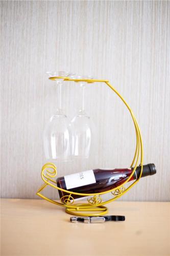 a yellow wine rack with two wine glasses and a bottle at Lavande Hotel Shijiazhuang Zhonghua North Street Zhongchu Plaza Branch in Shijiazhuang