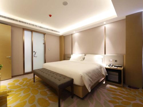 Tempat tidur dalam kamar di Lavande Hotel (Linfen Binhe East Road Yujing Shuicheng Branch)