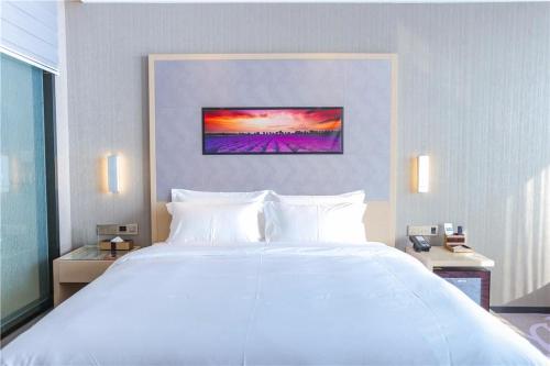a large white bed in a hotel room at Lavande Hotel Shijiazhuang Zhonghua North Street Zhongchu Plaza Branch in Shijiazhuang