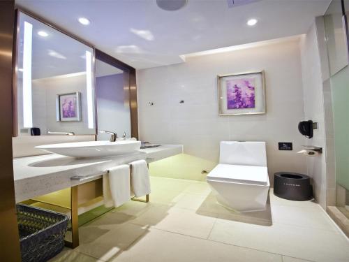 a bathroom with two sinks and a toilet at Lavande Hotel (Changsha Railway Station Chaoyang Metro Station Branch) in Changsha