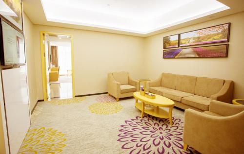 a living room with a couch and a table at Lavande Hotel Chaozhou Plaza Branch in Chaozhou