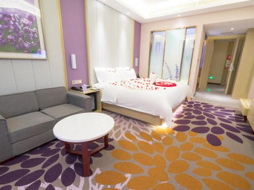 a hotel room with a bed and a couch at Lavande Hotel(Macheng High-speed Station Branch) in Macheng
