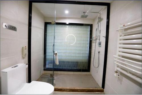 a bathroom with a shower and a toilet in it at Lavande Hotel Yinchuan Wanda International Convention and Exhibition Center in Yinchuan