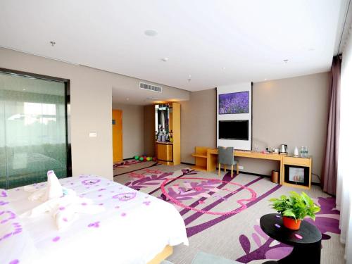 TV a/nebo společenská místnost v ubytování Lavande Hotel Yanjiao Hanwang Road Branch