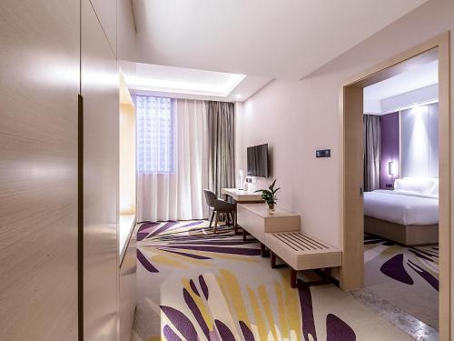 Llit o llits en una habitació de Lavande Hotel Changsha Xingsha Center