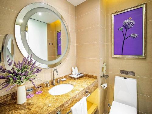 Kúpeľňa v ubytovaní Lavande Hotel Leshan High-speed Railway Station Wanda Plaza