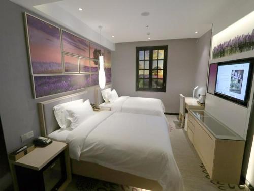 Lavande Hotel Jilin Songjiang Road Jiangwan Bridge Branch tesisinde bir odada yatak veya yataklar