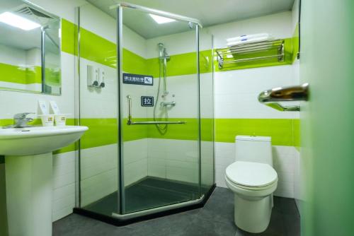 La salle de bains est pourvue d'une douche, de toilettes et d'un lavabo. dans l'établissement 7Days Inn Chongqing Changshou Changshou Road, à Changshou