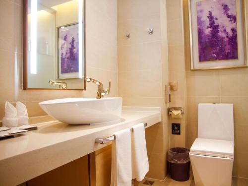 ein Bad mit einem Waschbecken und einem WC in der Unterkunft Lavande Hotel Shiyan Sanyan Branch in Shiyan