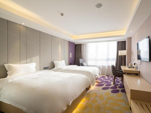 Lavande Hotel Jingmen Planet World City房間的床