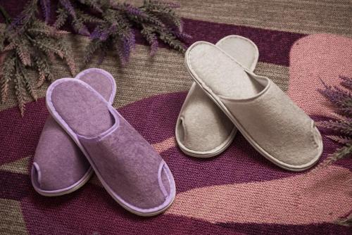 a pair of shoes sitting on a rug at Lavande Hotel Xiaogan Beijing Road Branch in Xiaogan