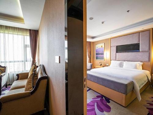 Letto o letti in una camera di Lavande Hotel Leshan High-speed Railway Station Wanda Plaza