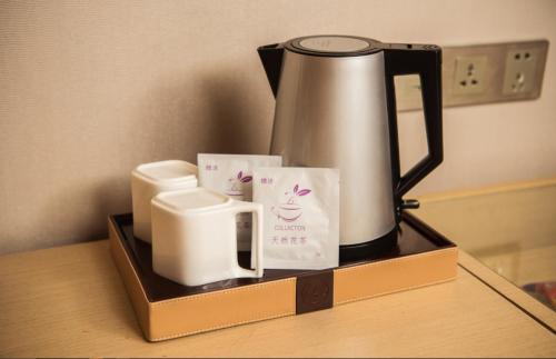 a coffee maker sitting on top of a table at Lavande Hotel Chaozhou Plaza Branch in Chaozhou