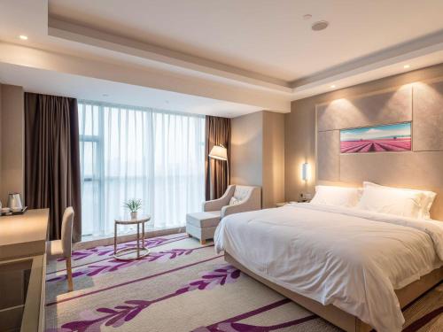 Llit o llits en una habitació de Lavande Hotel (Ganzhou Railway Station Branch)