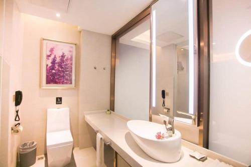 Lavande Hotel (Changchun Yiqi Branch) tesisinde bir banyo