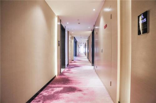 a corridor of a hallway with a long aisle at Lavande Hotel Shijiazhuang Zhonghua North Street Zhongchu Plaza Branch in Shijiazhuang
