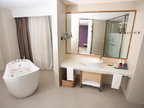 Kylpyhuone majoituspaikassa Lavande Hotel Zhoushan Putuo