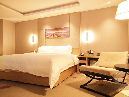 a bedroom with a bed and a desk and a chair at Lavande Hotel Jinan Second Ring East Road Quanfu Overpass Branch in Jinan