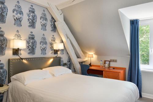 En eller flere senge i et værelse på Logis Domaine De Valaudran