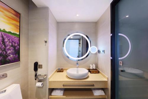 A bathroom at Lavande Hotel Changde Railway Station Branch
