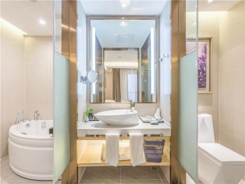 Ванна кімната в Lavande Hotel Langfang Dacheng Xinda Xintiandi Plaza