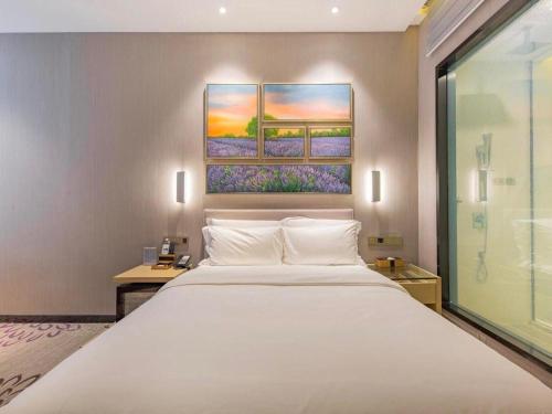 a large white bed in a hotel room at Lavande Hotel Ningbo Railway Station Branch in Ningbo