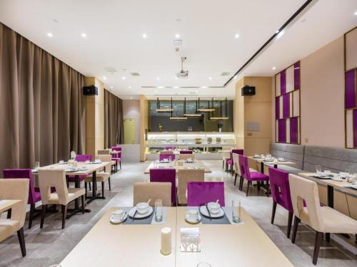 A restaurant or other place to eat at Lavande Hotel Langfang City Government