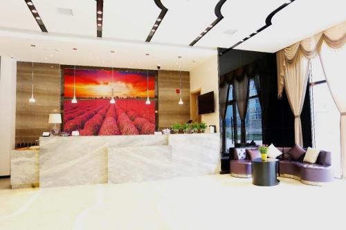 a lobby with a large painting on the wall at Lavande Hotel Shijiazhuang Zhonghua North Street Zhongchu Plaza Branch in Shijiazhuang