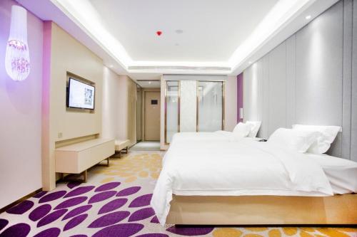 Tempat tidur dalam kamar di Lavande Hotel (Changde Anxiang Branch)