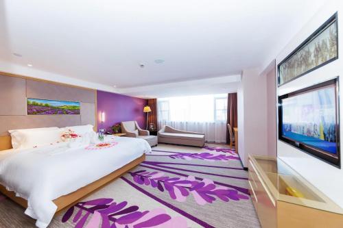 a hotel room with a large bed and a tv at Lavande Hotel Changde Pedestrian Street Branch in Changde