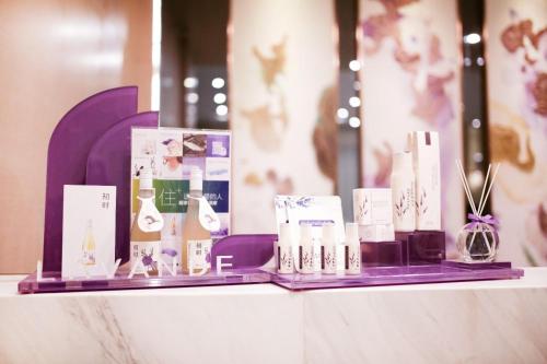 a display of cosmetics on a table in a store at Lavande Hotel (Jingdezhen Taoxichuan Creative Square Branch) in Jingdezhen