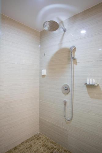a shower with a shower head in a bathroom at Lavande Hotel Chaozhou Plaza Branch in Chaozhou