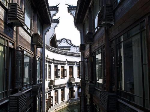 a view of an alley between two buildings at Lavande Hotel Jinan Second Ring East Road Quanfu Overpass Branch in Jinan