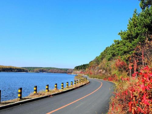 a road next to a body of water at Lavande Hotel Changchun Hangkong University Fanrong Road Metro Station in Changchun