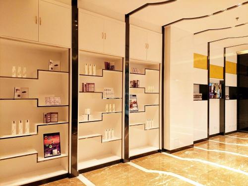 a room with mirrors and books on the wall at Lavande Hotel Jinan Second Ring East Road Quanfu Overpass Branch in Jinan