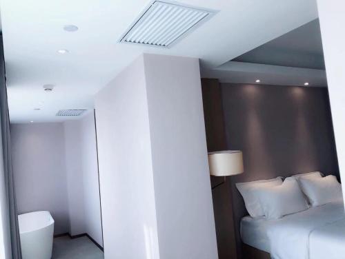 a bedroom with a bed and a skylight at Lavande Hotel Qiqihar Supervisory Office in Qiqihar