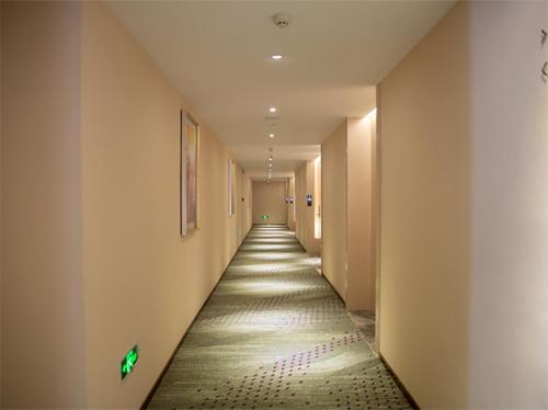 a long hallway with a long corridorngthngthngthngthngthngth at Lavande Hotel Enshi Cultural Center in Enshi