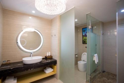a bathroom with a sink and a mirror and a toilet at Lavande Hotel Chaozhou Plaza Branch in Chaozhou