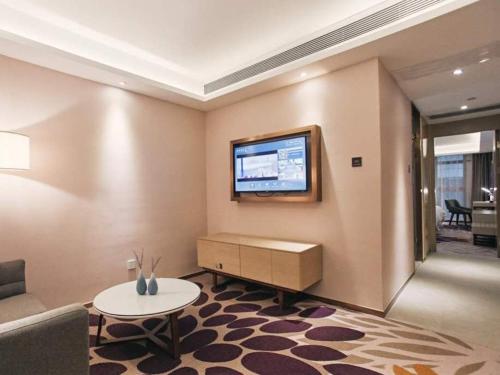 Μια τηλεόραση ή/και κέντρο ψυχαγωγίας στο Lavande Hotel Ningbo Railway Station North Square