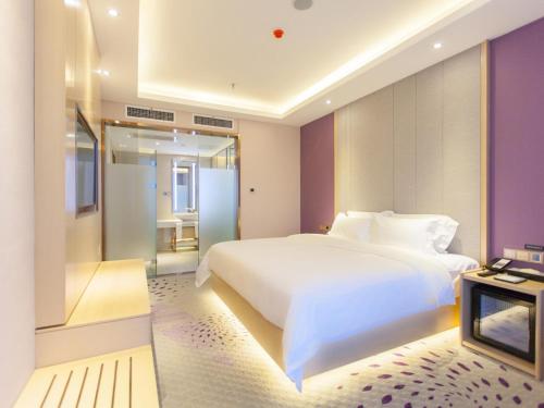 a bedroom with a large white bed and a window at Lavande Hotel (Chengde Mountain Resort Waiba Temple Branch) in Chengde