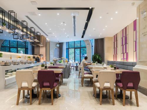 A restaurant or other place to eat at Lavande Hotel Cangzhou Kaiyuan Avenue Rongsheng Plaza