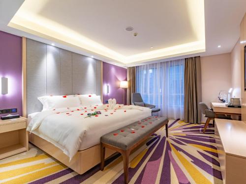 Katil atau katil-katil dalam bilik di Lavande Hotel Heze University Road