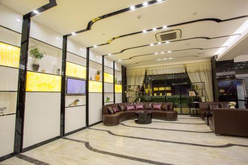 a lobby with a couch and chairs in a room at Lavande Hotel Chaozhou Plaza Branch in Chaozhou