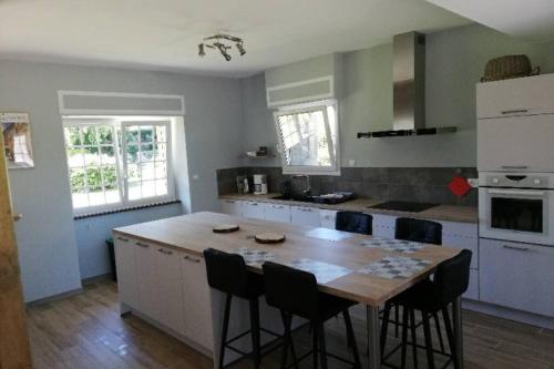 Dapur atau dapur kecil di Gîte de charme 14 personnes labellisé Clévacances 3 étoiles